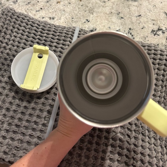 Stanley OG Citron 40oz - Picture 4 of 5